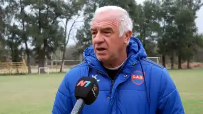 Güemes visita Chacarita con la urgencia de sumar: qué dijo Mario Gómez antes del duelo clave
