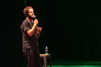 El show de Nico de Tracy en San Luis que dejó una sala repleta y un momento inesperado