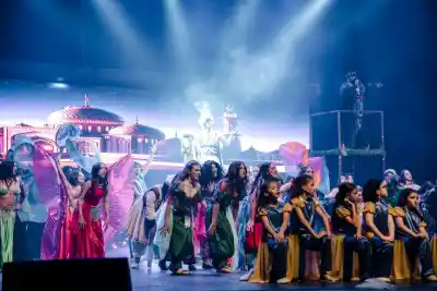 150 estudiantes suben al escenario del Cine Teatro San Luis con una versión única de Aladdin
