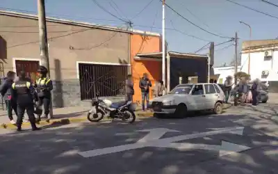 Chocó contra un auto estacionado en Monteros e ingresó al Hospital