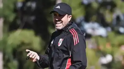 La defensa de emergencia que prepara Coudet para el duelo de River en Bogotá
