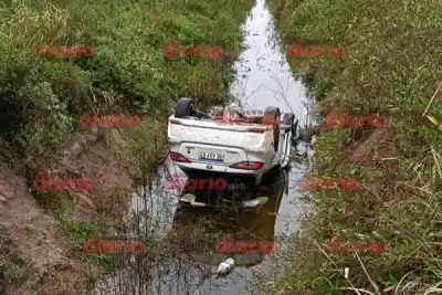 Una maniobra para esquivar un bache terminó con su auto dentro de un canal