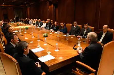 El Gobernador convocó a una mesa inédita: ¿Qué se está gestando en Casa de Gobierno?