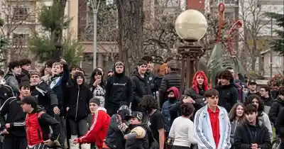 De la diversión al caos: la competencia de 'farmear aura' que terminó en una batalla campal en Mar del Plata