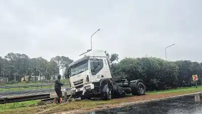 El diluvio y una falla mecánica: así terminó un camión en la banquina de la autopista