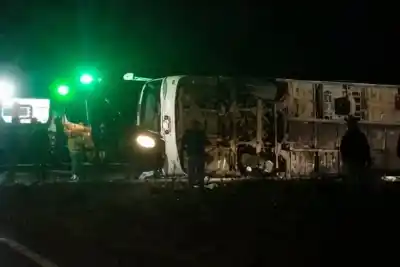 Tragedia en Corrientes: murió otra pasajera del colectivo que volcó cuando viajaba desde Oberá