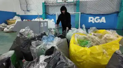 Jóvenes de Río Grande juntaron más de 4 toneladas de botellas: el dato que sorprende
