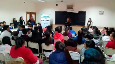 ¿Qué encontraron en las escuelas de La Banda? El programa municipal que genera debate
