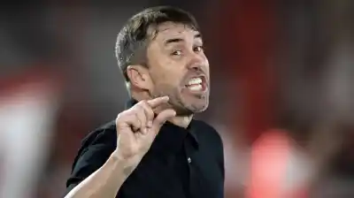 El debut de Coudet en River se mancha con un polémico penal y una reacción que quedó en el aire