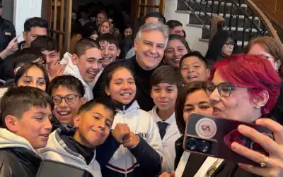 El plan de Llaryora en Deán Funes: viviendas, notebooks y un desembolso millonario