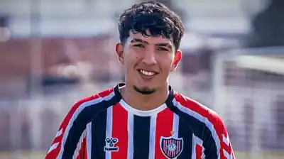 Un juvenil de Chacarita se descompensó en pleno partido y su estado de salud mantiene en vilo a todo el club