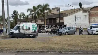 Dos vehículos chocaron en Palpalá y uno terminó volcado: hay heridos