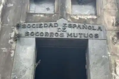 Desvalijaron el Panteón de los Españoles: se llevaron hasta las puertas y un piso de bronce
