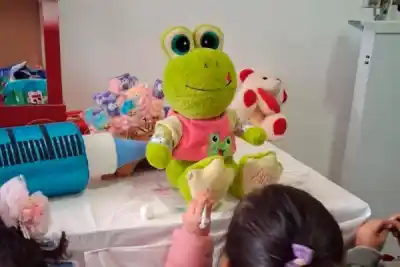 Muñecos, juegos y una jeringa sin aguja: así buscan que los chicos de El Rincón dejen de temerle al médico