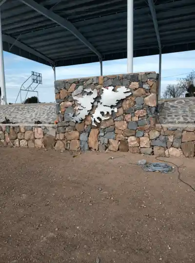 Tanti renueva sus espacios verdes con un mural malvinero y un escenario para la comunidad
