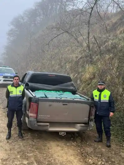 Escaparon por la montaña pero no pudieron con la policía: qué llevaban en la camioneta
