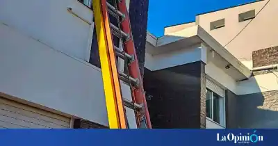 Trabajos en altura en pleno centro: así fue el operativo de seguridad para cambiar cinco focos en la Prefectura