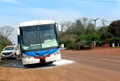 Un colectivo con 43 pasajeros se incendió en plena ruta: el insólito detalle que evitó la tragedia