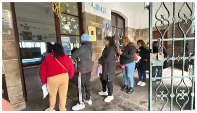 Padres soportaron la lluvia para asegurar un banco en un colegio de Salta