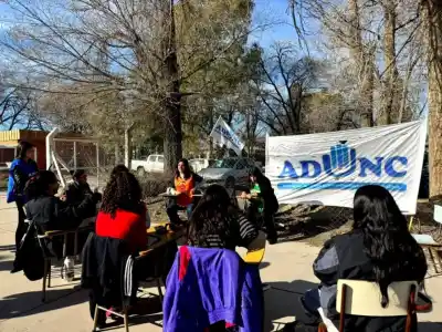El paro universitario en Roca arrancó con clases públicas y promete extenderse hasta el sábado