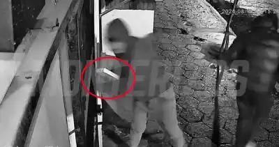 Rompen la vidriera de un local de celulares y se llevan todo: el video que lo muestra