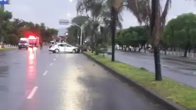 Chocó contra un poste en plena madrugada y el test de alcoholemia dejó a todos sin palabras