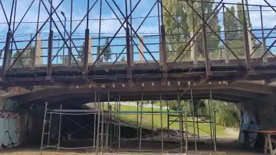 Atención peatones: el puente colgante de Gaiman cierra parcialmente por obras y hay un detalle que tenés que saber
