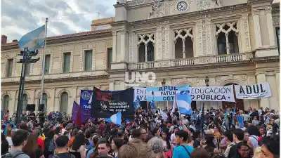 A 300 días de la Ley de Financiamiento: el Gobierno sigue sin cumplir y los docentes preparan un abrazo al Rectorado