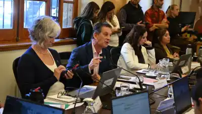 Un proyecto en Bariloche busca cortar los descuentos de créditos en los sueldos municipales: ¿qué pasará con las deudas?