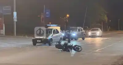 Choque en avenida Roberto Romero: una moto quedó tirada y el tránsito está cortado