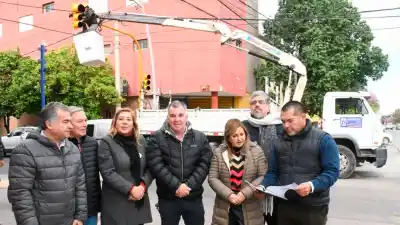 Un nuevo semáforo enciende la seguridad en una transitada esquina de la ciudad