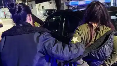 Salió del ropero y atacó a su pareja con dos cuchillos: la insólita escena que terminó con una detenida