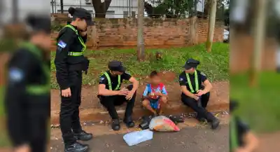 Hallaron a un nene de 10 años solo en la calle y la Policía encontró a su tía de forma insólita