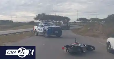 Impacto fatal en Villa Boedo: un motociclista pierde la vida tras chocar contra un guardarraíl