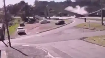 El momento exacto en que un camión derribó un puente en Brasil: dos muertos