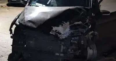 Impactante choque en República de La Sexta: un auto terminó contra una casilla de gas