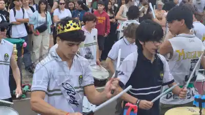 La costanera explotó de color: arrancó la prueba piloto de la Estudiantina 2026 con 33 colegios
