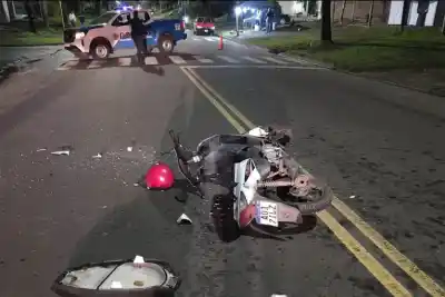 Un motociclista terminó golpeado tras chocar contra un auto que salía de su estacionamiento en Paraná