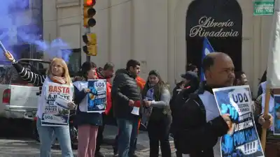 No paran: el semáforo de Rivadavia y Zurita se tiñó de reclamos docentes
