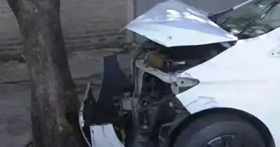 Impacto en Rosario: Un auto se estrella contra un árbol y deja al conductor con fracturas