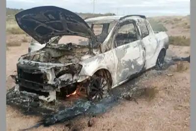 El fuego consumió su camioneta en la Ruta 8 y solo pudieron salvar un bolso