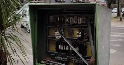 Alerta vecinal: tablero eléctrico expuesto en una de las principales entradas a la Ciudad