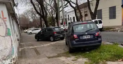 Vereda convertida en estacionamiento: la postal que indigna en Tolosa