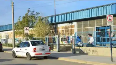Escándalo en Comodoro Rivadavia: Una madre ataca a un alumno y golpea a docentes tras discutir por notas