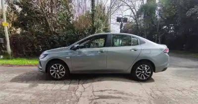 El lomo de burro que raspó un auto nuevo en City Bell: ¿quién lo arregla?