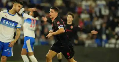 El doblete que lo puso en la cima: Carrillo igualó a Verón y Boselli