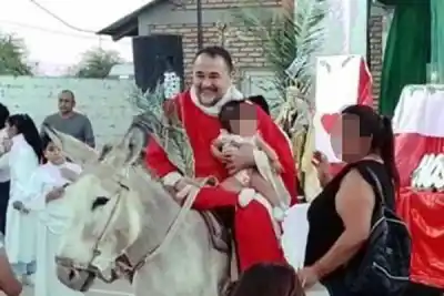 Chocó a dos jóvenes y huyó: el insólito detalle que delató a un reconocido sacerdote