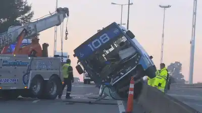 Un colectivo terminó colgado del muro de la General Paz y el caos de tránsito es total: qué pasó
