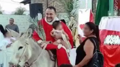 El sacerdote que chocó a jóvenes en moto y huyó: la excusa que presentó