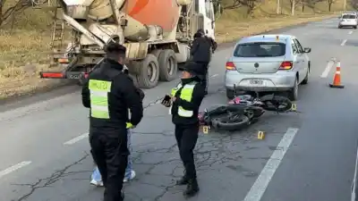 Accidente en el acceso a San Salvador: un auto y una moto protagonizaron un fuerte choque